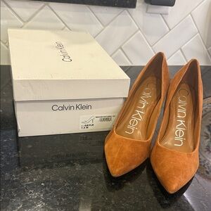 NWT Calvin Klein Women's Medium Natural Suede Heels